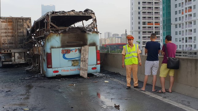Cháy xe khách ở đường trên cao, 1 người chết ảnh 1