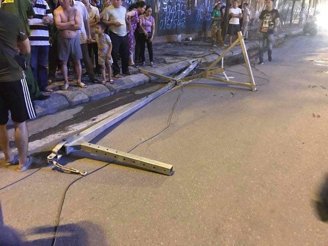 Người phụ nữ đi xe máy bị thanh sắt từ tòa nhà rơi trúng tử vong ảnh 2