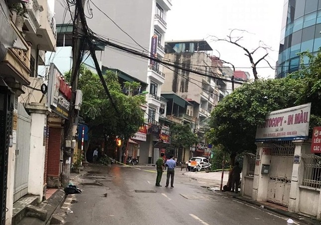 Chặn cả đoạn phố ở Hà Nội để bắt 3 con chó cảnh không rọ mõm ảnh 1