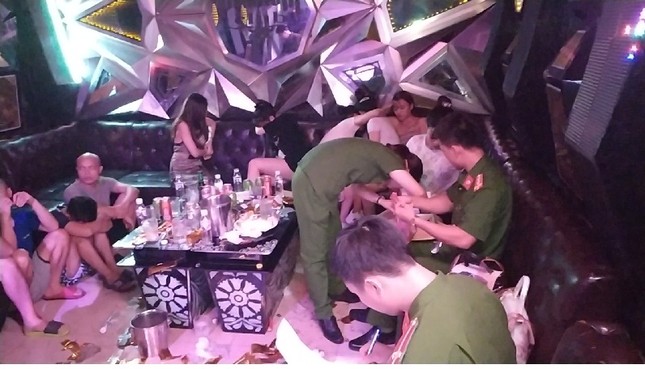 Hàng chục 'kiều nữ’ dương tính ma túy, bay lắc điên cuồng trong quán karaoke ảnh 2