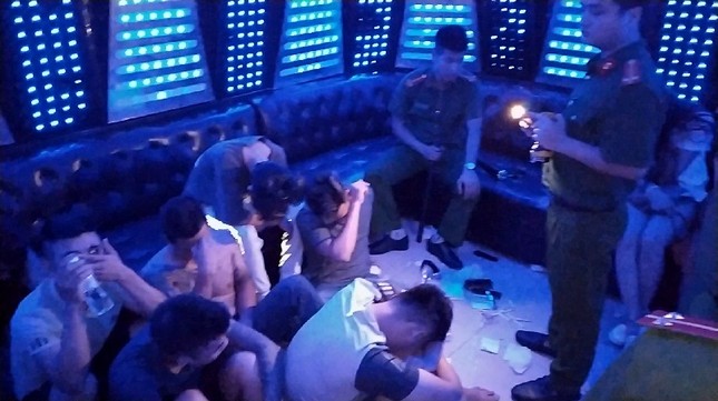 Hàng chục 'kiều nữ’ dương tính ma túy, bay lắc điên cuồng trong quán karaoke ảnh 1