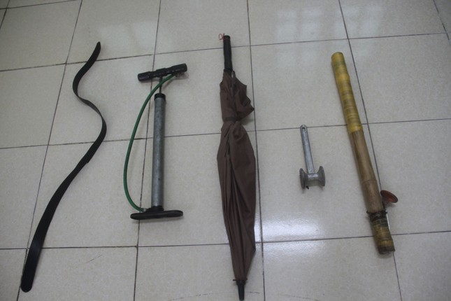 Bé 9 tuổi bị cha đánh bằng điếu cày, bắt cởi trần phơi nắng ảnh 1