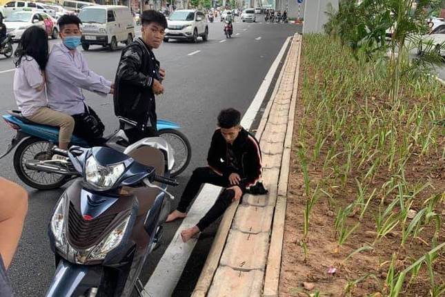 Tông vào phụ nữ mang thai, nhóm thanh niên cầm hung khí đập xe ảnh 2