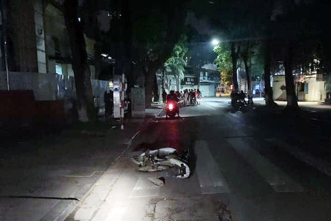 Đi tốc độ nhanh, hai cô gái ngã xe máy thương vong ảnh 1