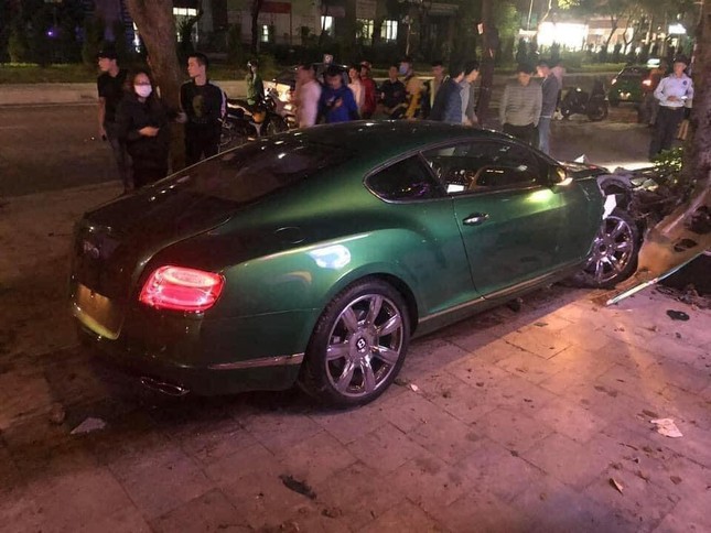 Siêu xe Bentley 'nát đầu' sau khi lao lên vỉa hè ở Hà Nội ảnh 3