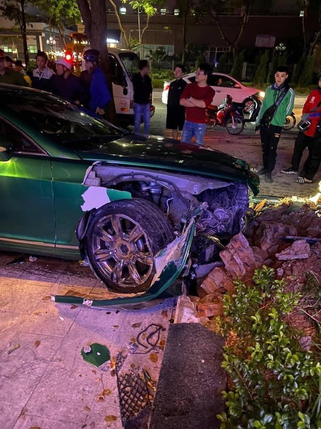 Siêu xe Bentley 'nát đầu' sau khi lao lên vỉa hè ở Hà Nội ảnh 2