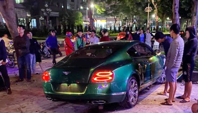 Siêu xe Bentley 'nát đầu' sau khi lao lên vỉa hè ở Hà Nội ảnh 1