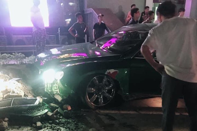 Siêu xe Bentley 'nát đầu' sau khi lao lên vỉa hè ở Hà Nội ảnh 5