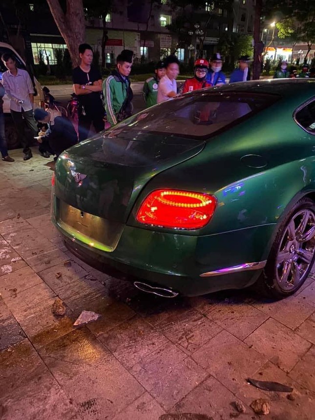 Siêu xe Bentley 'nát đầu' sau khi lao lên vỉa hè ở Hà Nội ảnh 4