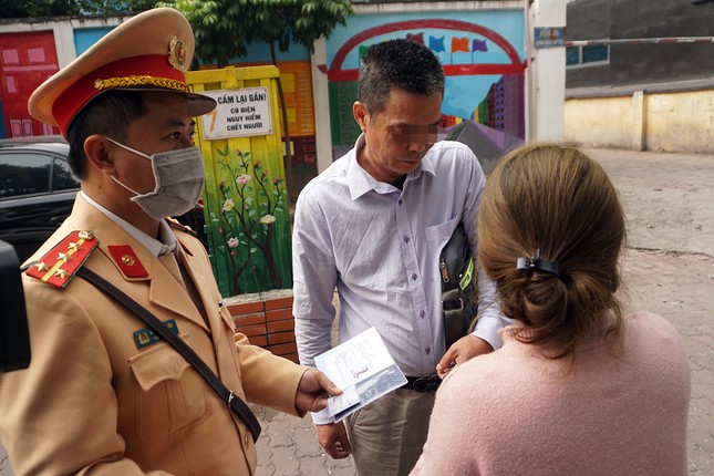 Dán thông báo phạt ‘nguội’ lên ô tô dừng đỗ sai quy định ở Hà Nội ảnh 2
