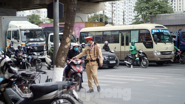Đo nồng độ cồn sau nhiều tiếng uống 2 cốc bia, lái xe ôm ‘khóc ròng’ khi nộp phạt ảnh 5