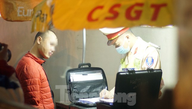 Vi phạm nồng độ cồn ở mức 'khủng', người đàn ông ngậm ngùi... bắt taxi về ảnh 1