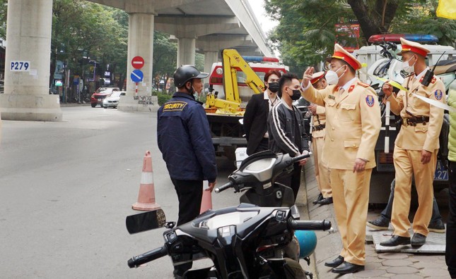 Hà Nội: Xử phạt hàng loạt ‘ma men’ trong ngày đầu ra quân xử lý vi phạm dịp Tết ảnh 9