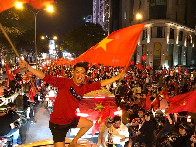 Mr Đàm và Hoàng Bách 'chơi' lớn, hủy sô để cổ vũ bóng đá U23 Việt Nam ảnh 1