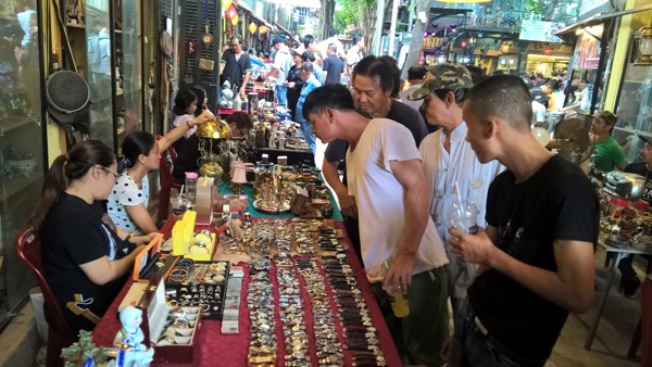 Dạo chợ đồ cổ độc nhất Sài Gòn mỗi tuần chỉ họp một phiên ảnh 1