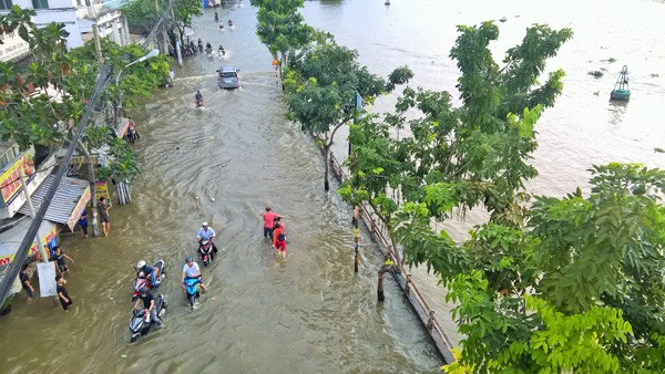 Mưa lớn kết hợp triều cường, đường phố Sài Gòn thành ‘sông’ ảnh 1
