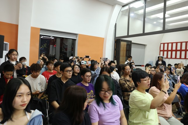 Rapper Tlinh chia sẻ con đường chinh phục ước mơ cùng các bạn sinh viên ảnh 7