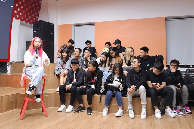 Rapper Tlinh chia sẻ con đường chinh phục ước mơ cùng các bạn sinh viên ảnh 4