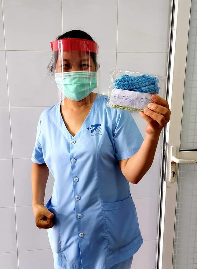 Những chiếc “tai giả” nối dài yêu thương gửi đến tuyến đầu chống COVID-19 ảnh 1