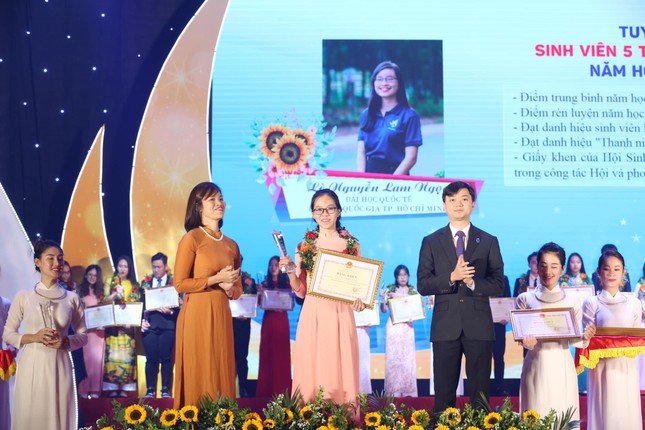 Linh “cận” và hành trình từ học sinh chuyên Lý đến sinh viên tài năng CNTT ảnh 1