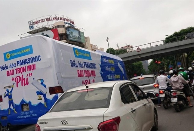 Tái diễn hình thức quảng cáo bằng xe bịt bùng, diễu phố Hà Nội ảnh 2