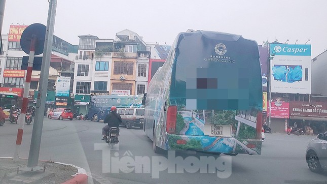 Đại gia bất động sản ồ ạt quảng cáo 'bẩn' trên đường phố Hà Nội ảnh 1