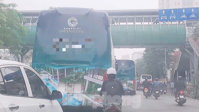 Đại gia bất động sản ồ ạt quảng cáo 'bẩn' trên đường phố Hà Nội ảnh 2