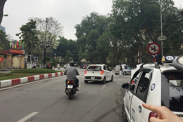 Ngán ngẩm kiểu tham gia giao thông 'phớt lờ' biển cấm ảnh 2