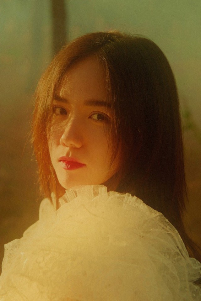 Cười rớt hàm với dáng nhảy cà kheo bá đạo của ca sĩ Phương Ly ngày mùa dịch ảnh 1