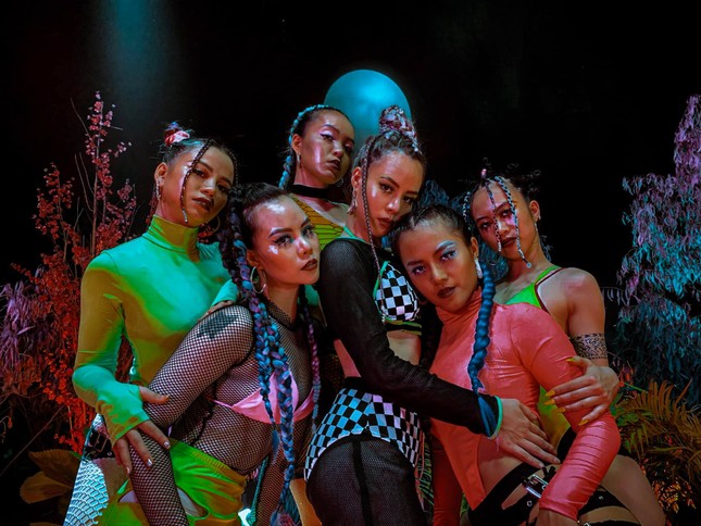 Nhóm nhảy Việt được Dua Lipa hết lời khen ngợi từng gây 'bão' sân khấu Asia's Got Talent ảnh 8