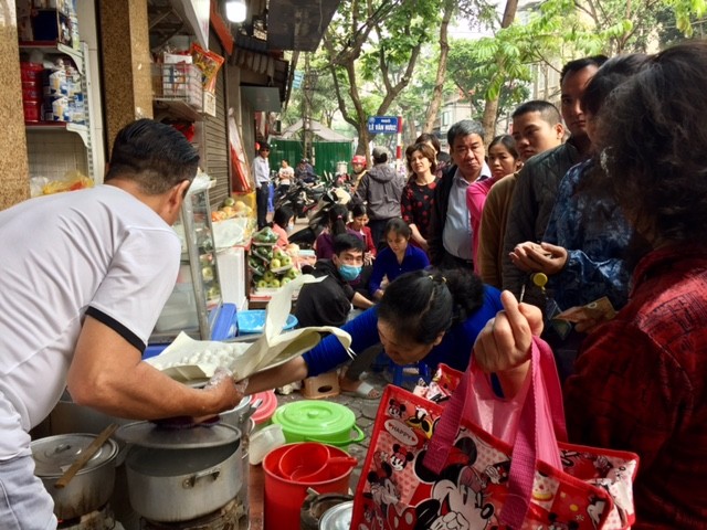 Đường phố Hà Nội ngập tràn không khí Tết Hàn thực ảnh 3