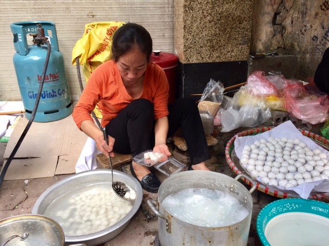 Đường phố Hà Nội ngập tràn không khí Tết Hàn thực ảnh 7