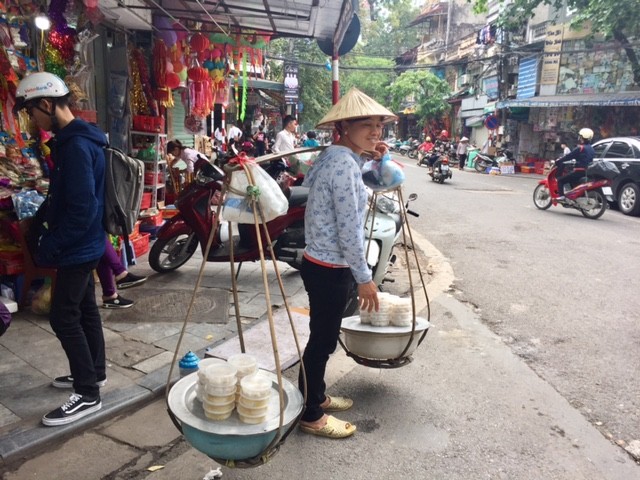Đường phố Hà Nội ngập tràn không khí Tết Hàn thực ảnh 8