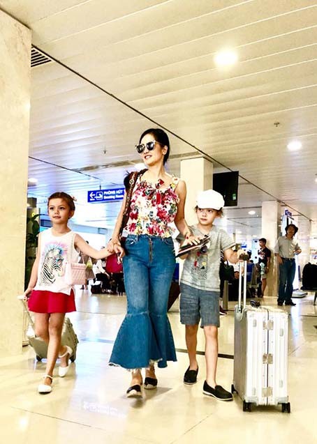 Phát sốt với vẻ lai tây 'thần thánh' của cặp song sinh nhà Hồng Nhung ảnh 1