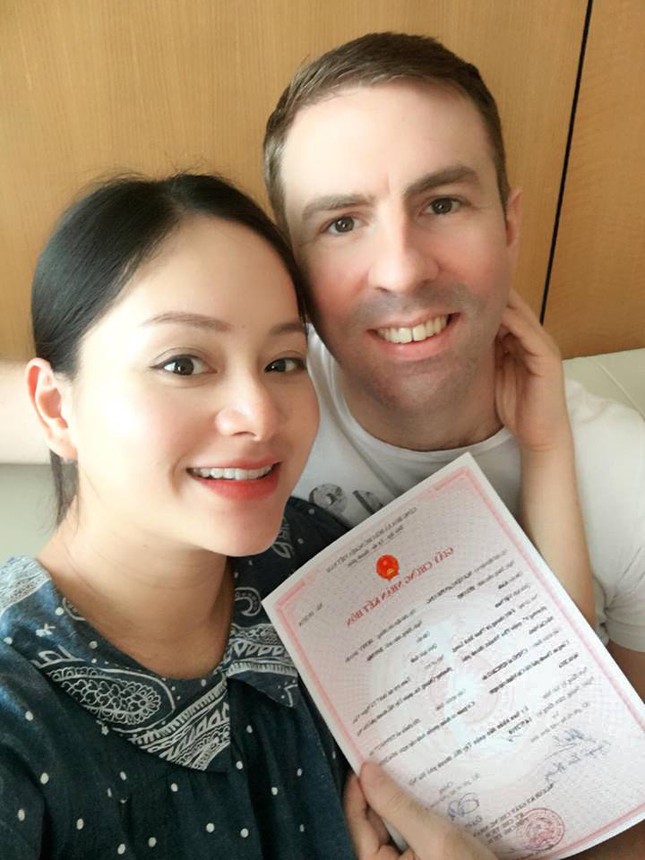 Lan Phương vừa sinh con gái đầu lòng cho chồng Tây ảnh 2
