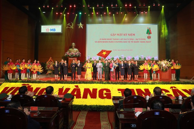 Kỷ niệm 25 năm thành lập, MB đón nhận Huân chương Bảo vệ Tổ quốc Hạng Nhất ảnh 1