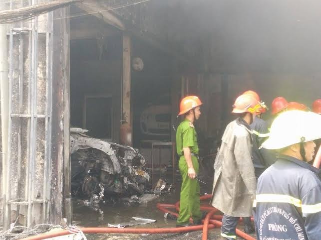 Nhiều ‘xế’ sang bị thiêu rụi trong gara ô tô ảnh 3