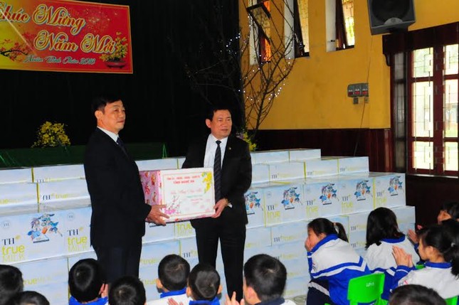 200 suất quà Tết tặng làng trẻ SOS Vinh ảnh 1