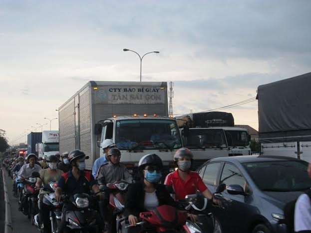Quốc lộ 1A kẹt cứng vì tai nạn liên hoàn ảnh 1