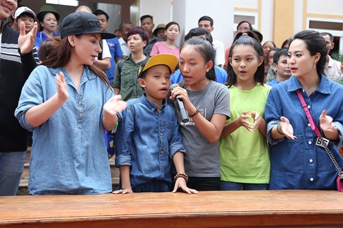 Hồ Văn Cường hát ‘Quê em mùa nước lũ’ khi đi từ thiện ảnh 1