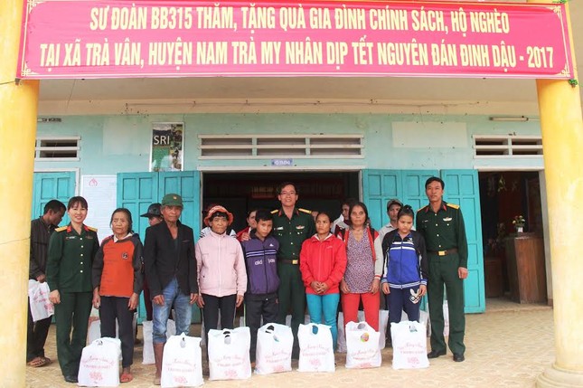 Hàng trăm suất quà tết cho người nghèo, gia đình chính sách ảnh 2