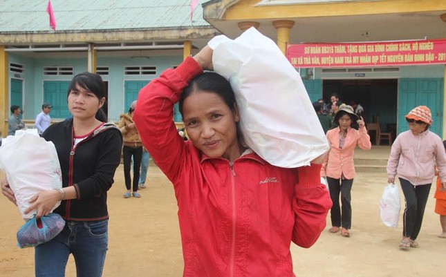 Hàng trăm suất quà tết cho người nghèo, gia đình chính sách ảnh 3