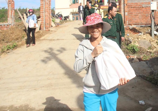 Hàng trăm suất quà tết cho người nghèo, gia đình chính sách ảnh 4