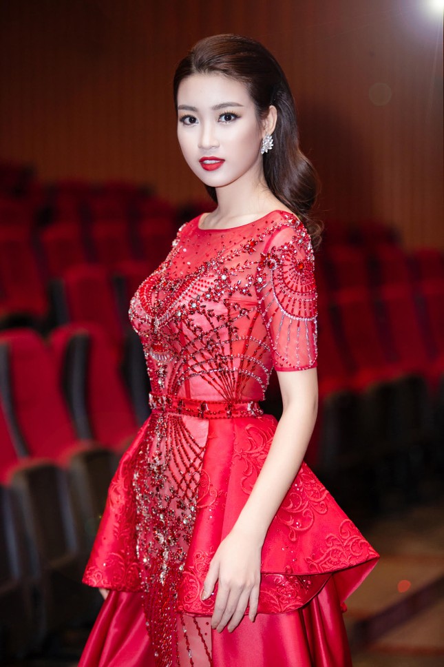 Noo Phước Thịnh dìu Hoa hậu Mỹ Linh lên sân khấu ảnh 10