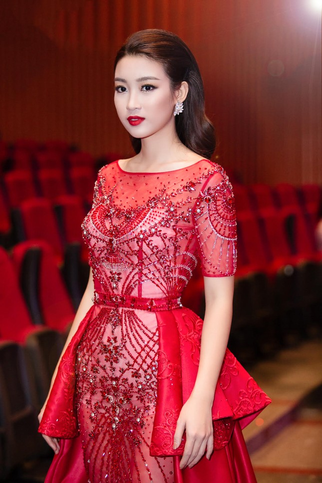 Noo Phước Thịnh dìu Hoa hậu Mỹ Linh lên sân khấu ảnh 9