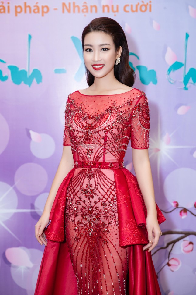 Noo Phước Thịnh dìu Hoa hậu Mỹ Linh lên sân khấu ảnh 7