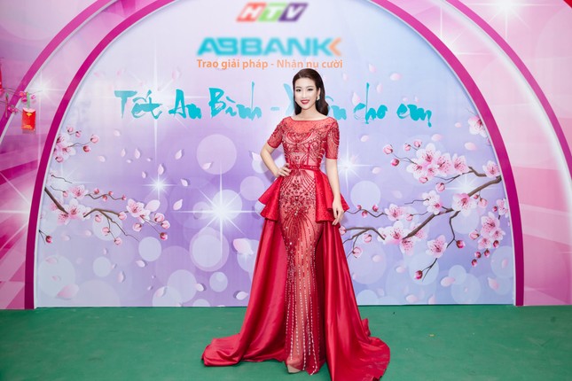 Noo Phước Thịnh dìu Hoa hậu Mỹ Linh lên sân khấu ảnh 8