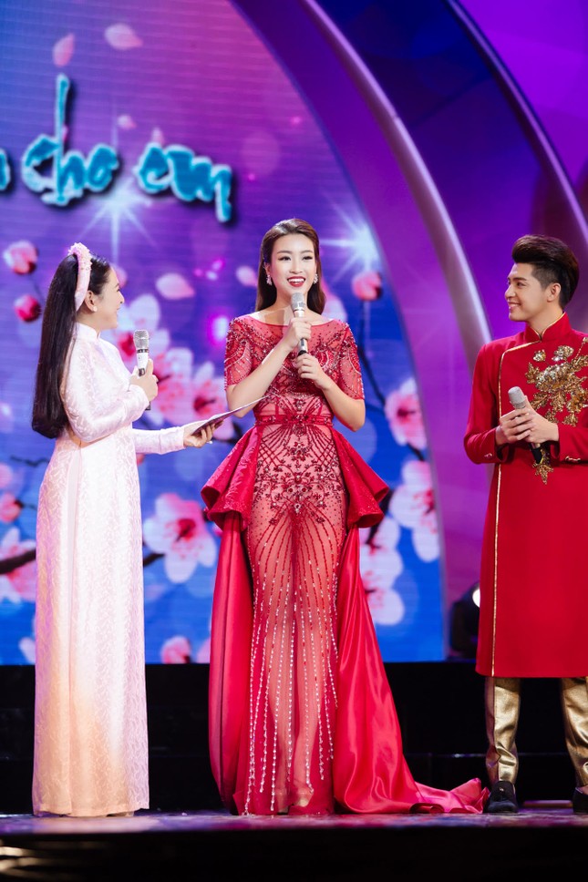Noo Phước Thịnh dìu Hoa hậu Mỹ Linh lên sân khấu ảnh 4