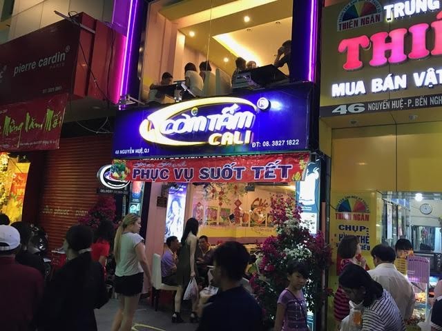Đông đảo người dân TPHCM đổ về khu vực trung tâm đón giao thừa ảnh 12