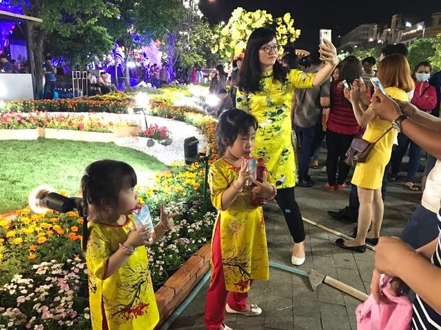 Đông đảo người dân TPHCM đổ về khu vực trung tâm đón giao thừa ảnh 6